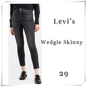LEVI’S Wedgie Skinny Jeans Fringed Bottoms in Washed Black Size 29